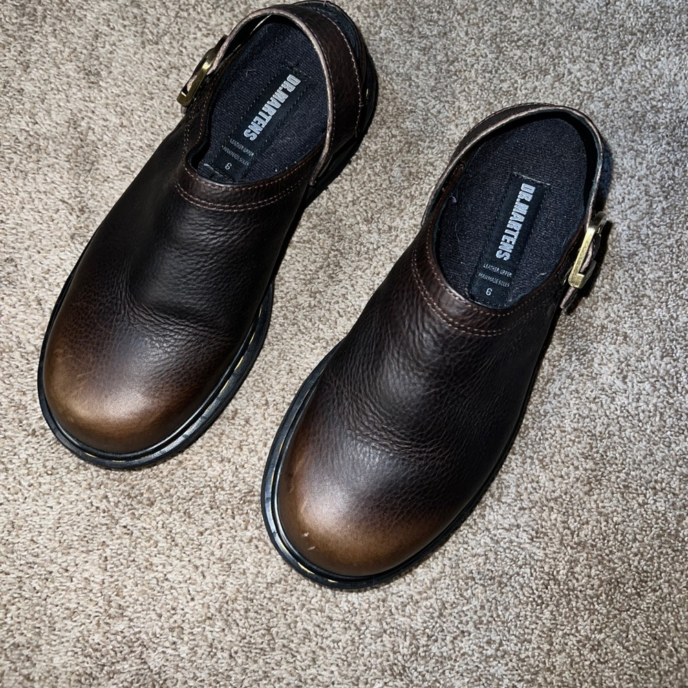 DR MARTEN. WOMENS SIZE 9 CLOG MULE WITH STRAP.